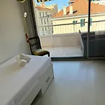Spacious 2-bedroom With Terrace Prime Location In *