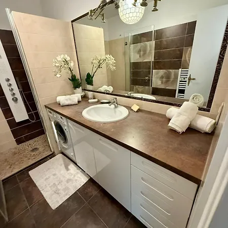Spacious 2-bedroom With Terrace Prime Location In * Κάννες