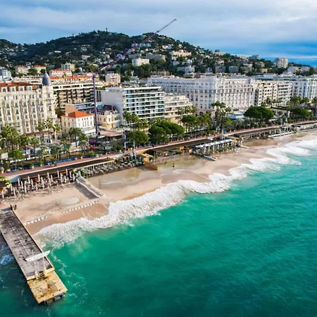 Spacious 2-bedroom With Terrace Prime Location In Cannes