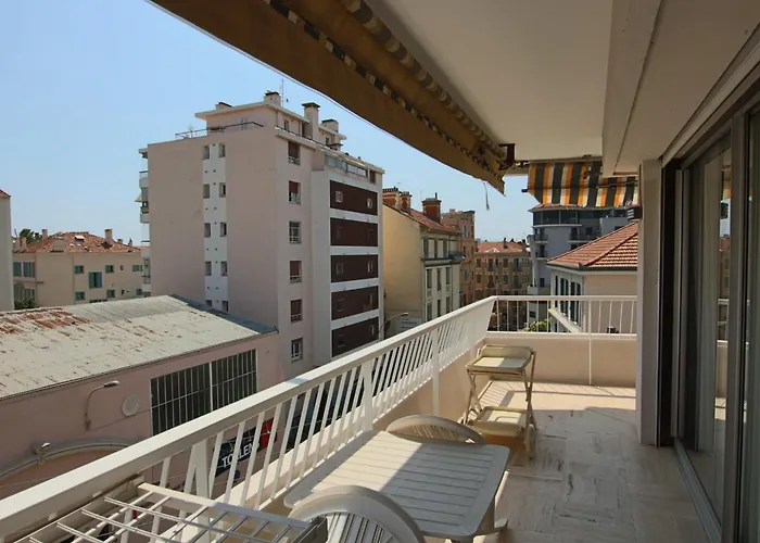 Spacious 2-bedroom With Terrace Prime Location In * Cannes