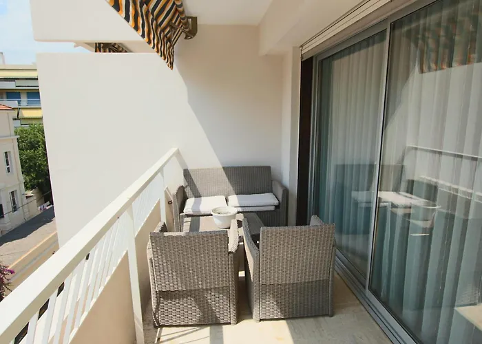 Spacious 2-bedroom With Terrace Prime Location In Cannes