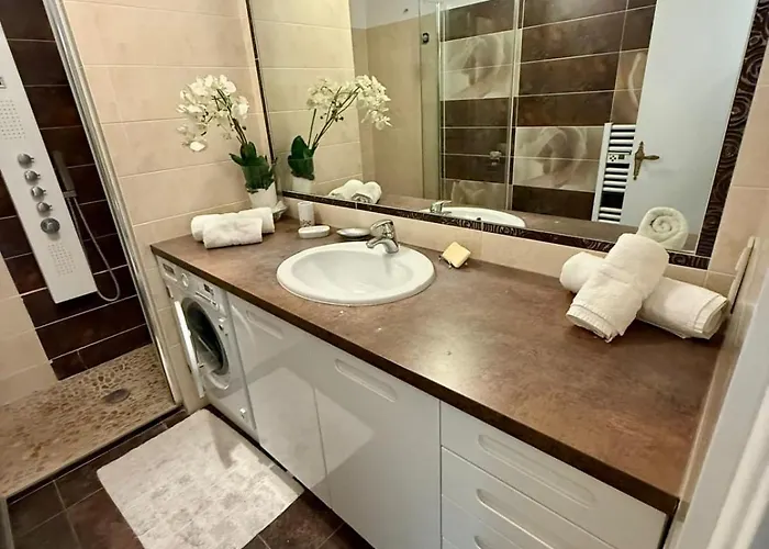 Spacious 2-bedroom With Terrace Prime Location In * Cannes