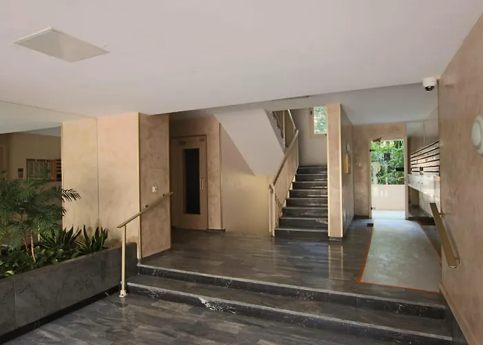 Spacious 2-bedroom With Terrace Prime Location In Cannes