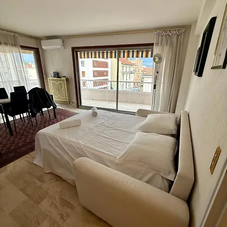 בית נופש Spacious 2-bedroom With Terrace Prime Location In קאן
