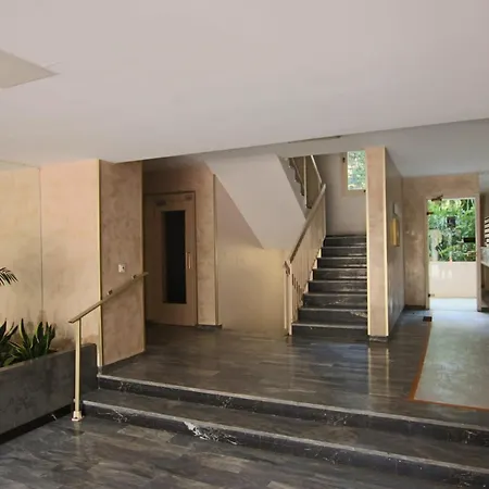 Spacious 2-bedroom With Terrace Prime Location In קאן